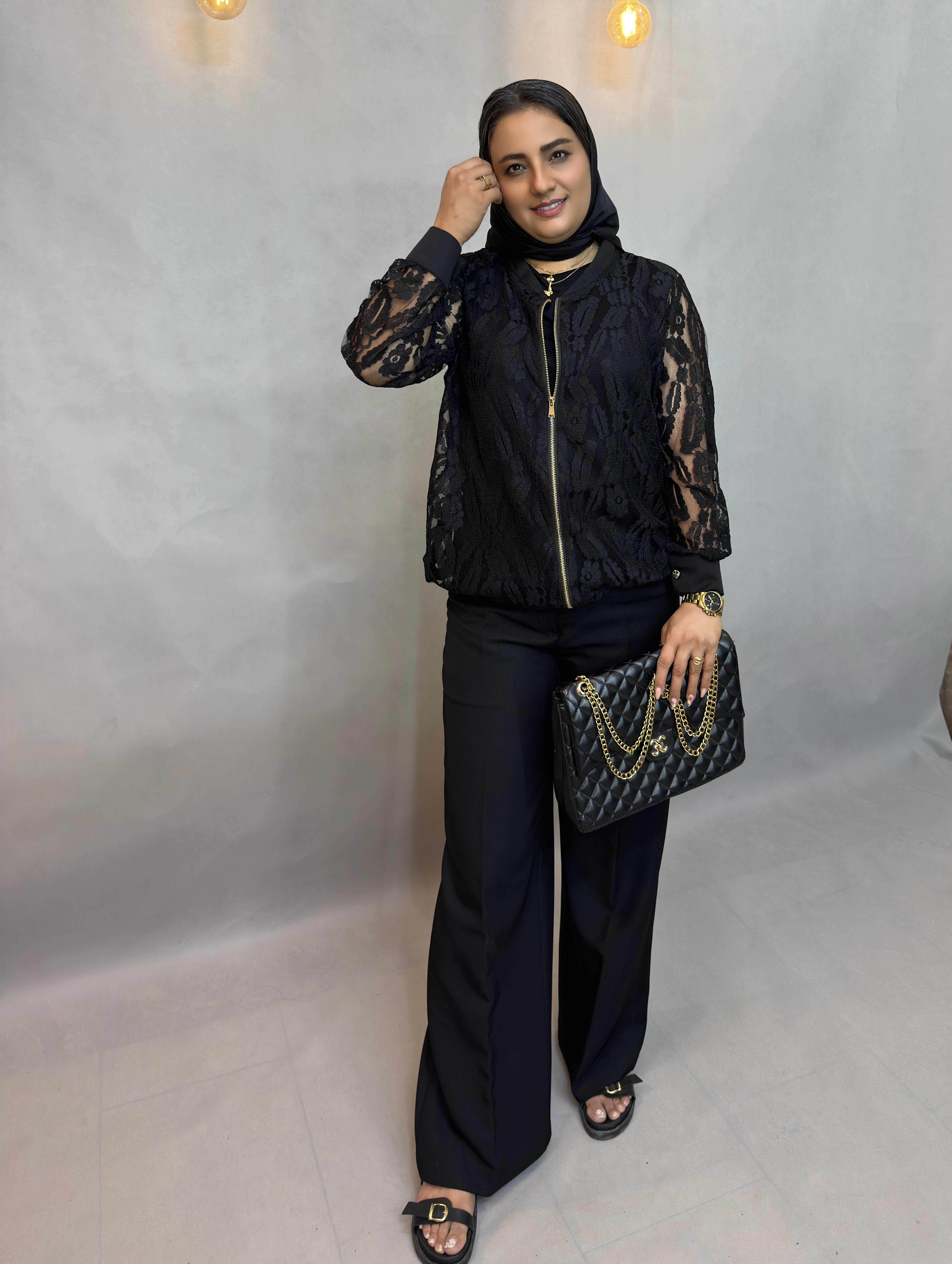 نمای روبه‌روی بامبر جکت توری مشکی زنانه