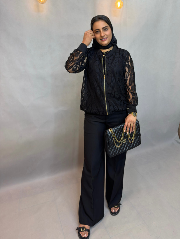 نمای روبهروی بامبر جکت توری مشکی زنانه